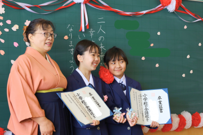 教室で記念撮影をする様子