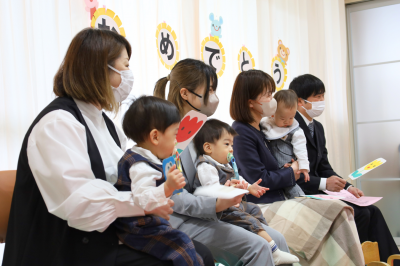 ちゅうりっぷの歌を一緒に歌う新入園児