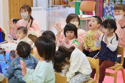 一緒に歌を歌う園児たち