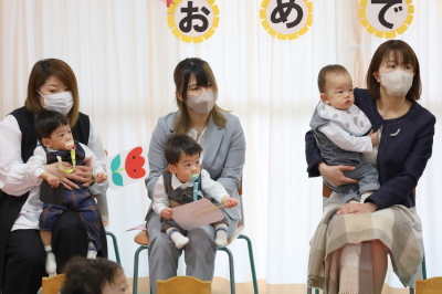 エプロンシアターに釘付けの新入園児たち