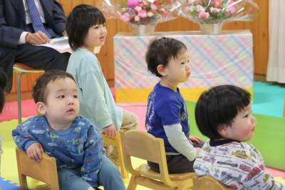 エプロンシアターに釘付けの園児たち