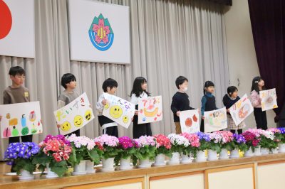 1年生を迎える言葉を発表する2年生