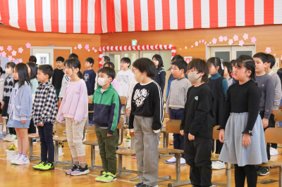 校歌を披露する在校生