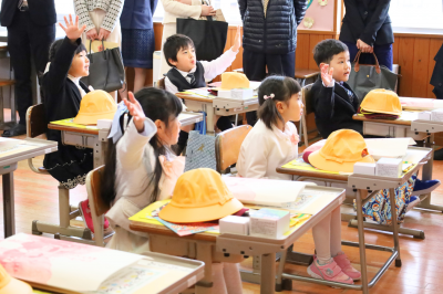 元気に手を挙げる新一年生