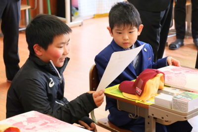 登校班教えてくれる6年生