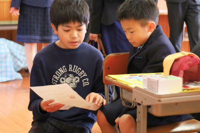 登校班を教える6年生