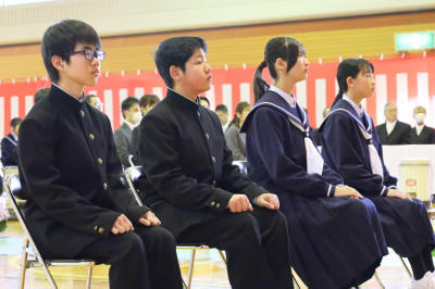 緊張した面持ちの新一年生