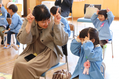 お歌を歌う様子