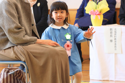名前を呼ばれて返事をする新園児