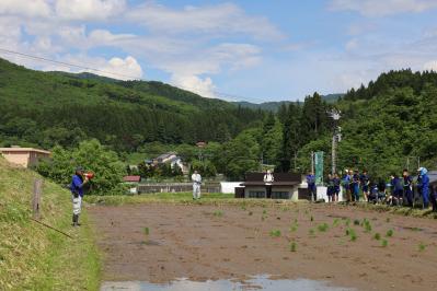 田植えの説明をする様子