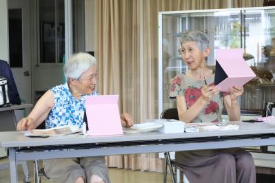 和やかな雰囲気でお話をする参加者たち