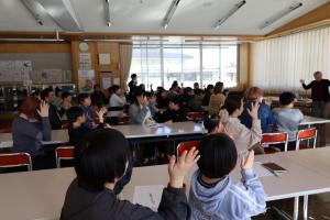 裏磐梯小学校での講座の様子