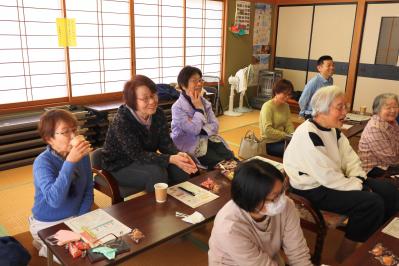 笑顔で古写真トークをする参加者のみなさん