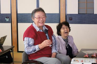 笑顔で当時の様子を語る参加者