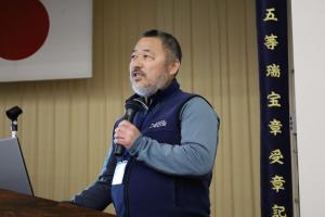 原隊員の発表の様子。