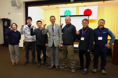 協力隊と村長の集合写真