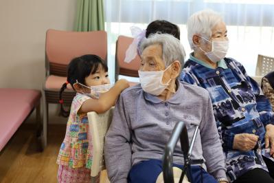 園児とグループホームさくらの方との交流