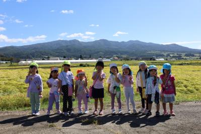 田んぼの前で記念写真