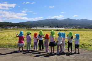 田んぼと子供達