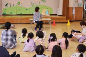 絵本を読み聞かせる様子
