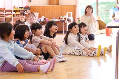 楽しそうにお話を聞く子どもたち