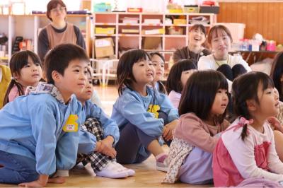 目を輝かせながらお話を聞くこどもたち